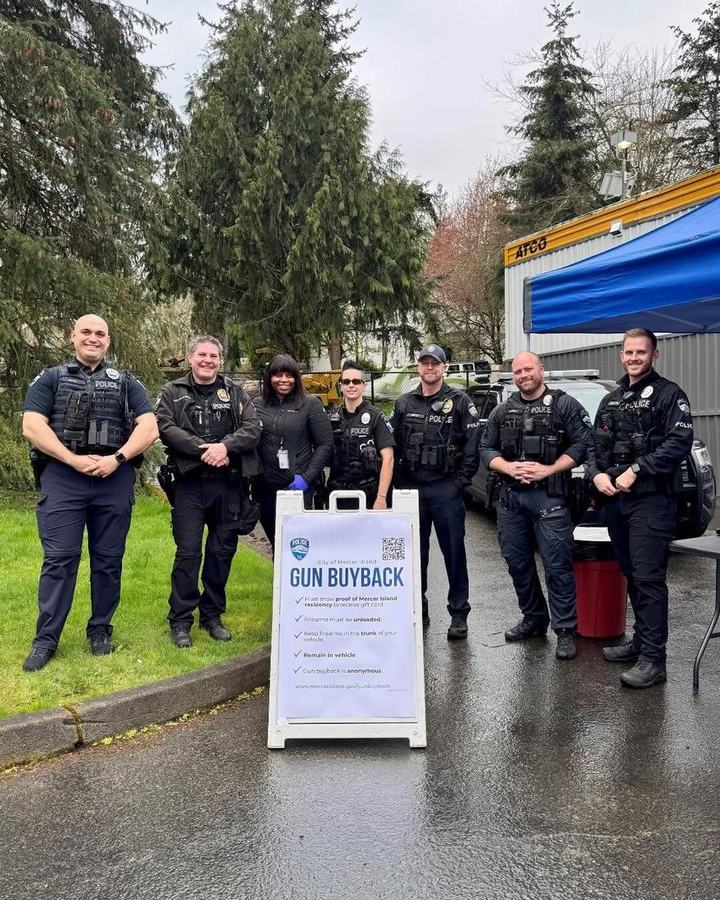 MIPD staff at a City of Mercer Island community safety event